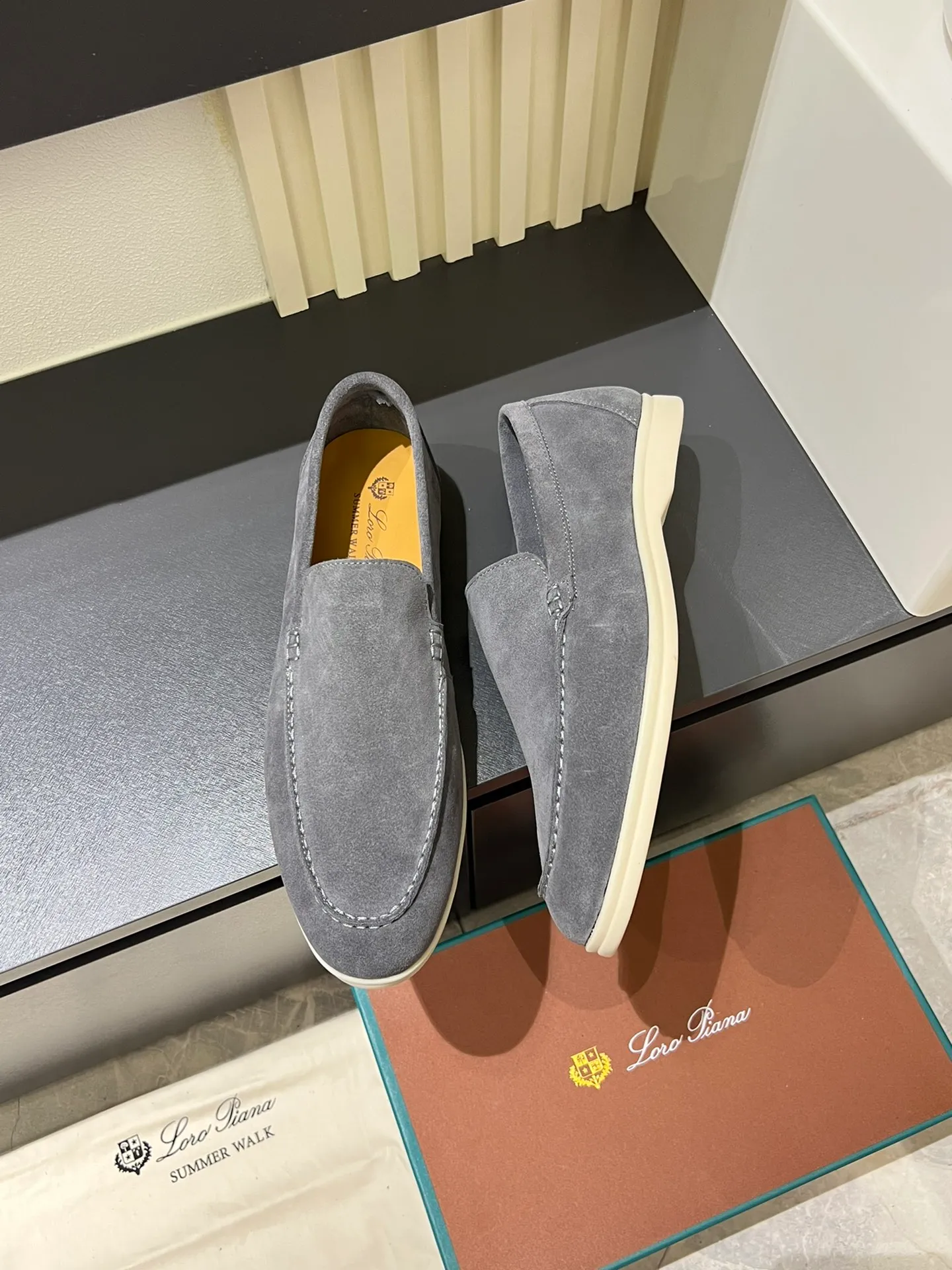 Men's shoes 💰p360 "Loro men's shoes 💰pian'*" Classic L men's shoes for couples 💰p Top version British flat loafers, a must-have item in old money style, the minimalist design is eye-catching and durable, a plus point for dressing The soft foot feel and texture are outstanding. They don’t scratch your feet and are very nice. They are matched with soft and waxy soles. They can be worn daily for a long time without getting tired. They are easy to wear, versatile and classic items, with perfect foot feel and texture! Imported cashmere fabric, the lining is made of imported A-grade water-dyed cow lining, the top version of the genuine leather midsole is sewn with pure handmade mark thread! Size: Female 35-40 (34. Customized) Male 38-44 (45.46. Customized)